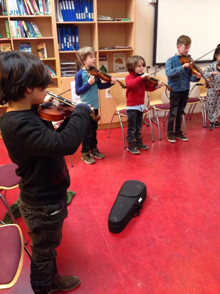 Foto: vioolles op de basisschool door Aslan Muziekcentrum