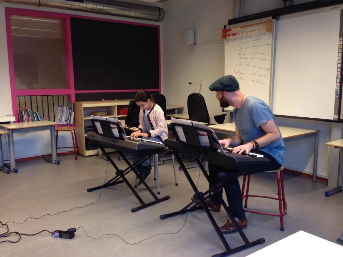 Foto: keyboardles op de basisschool door Aslan Muziekcentrum