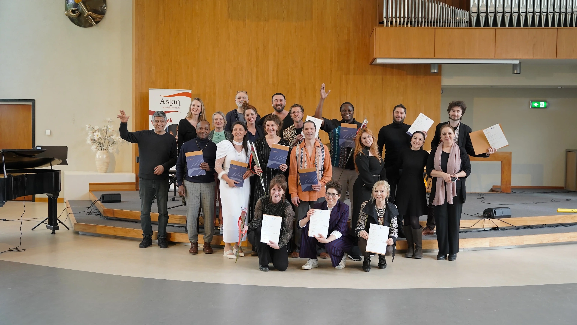 Diploma-uitreiking Aslan Opleiding Muziekeducatie: groepsfoto met afgestudeerden