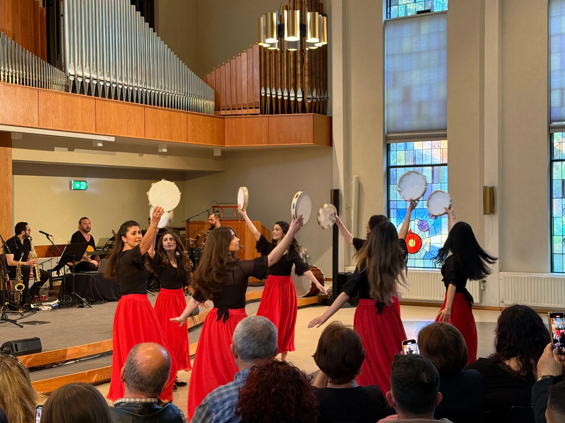 Dansers van Orient Connection met tamboerijnen tijdens jaarlijks optreden