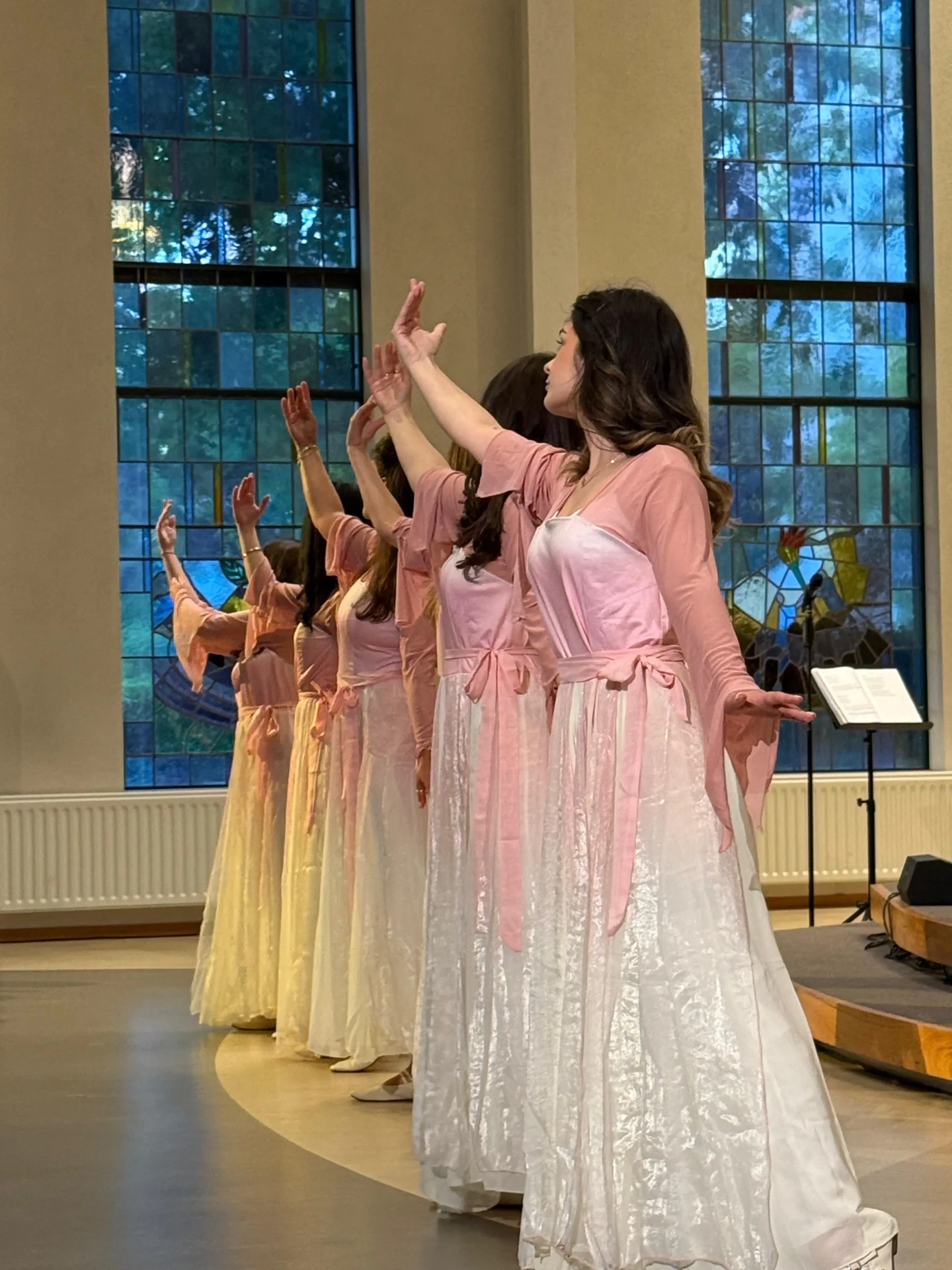 Dansers van Orient Connection in roze en witte gewaden