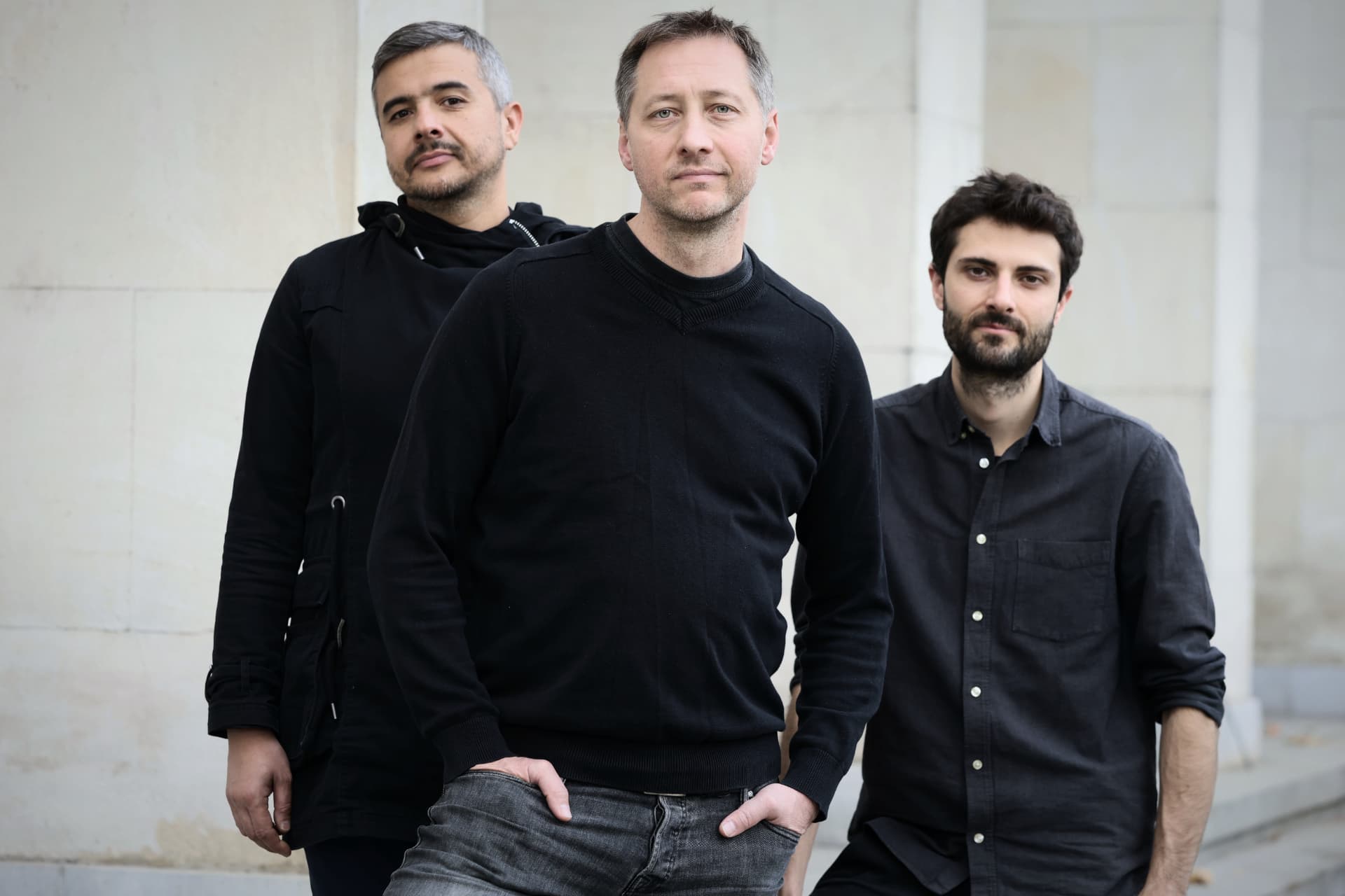 Bodurov Trio poseert samen voor een neutrale achtergrond