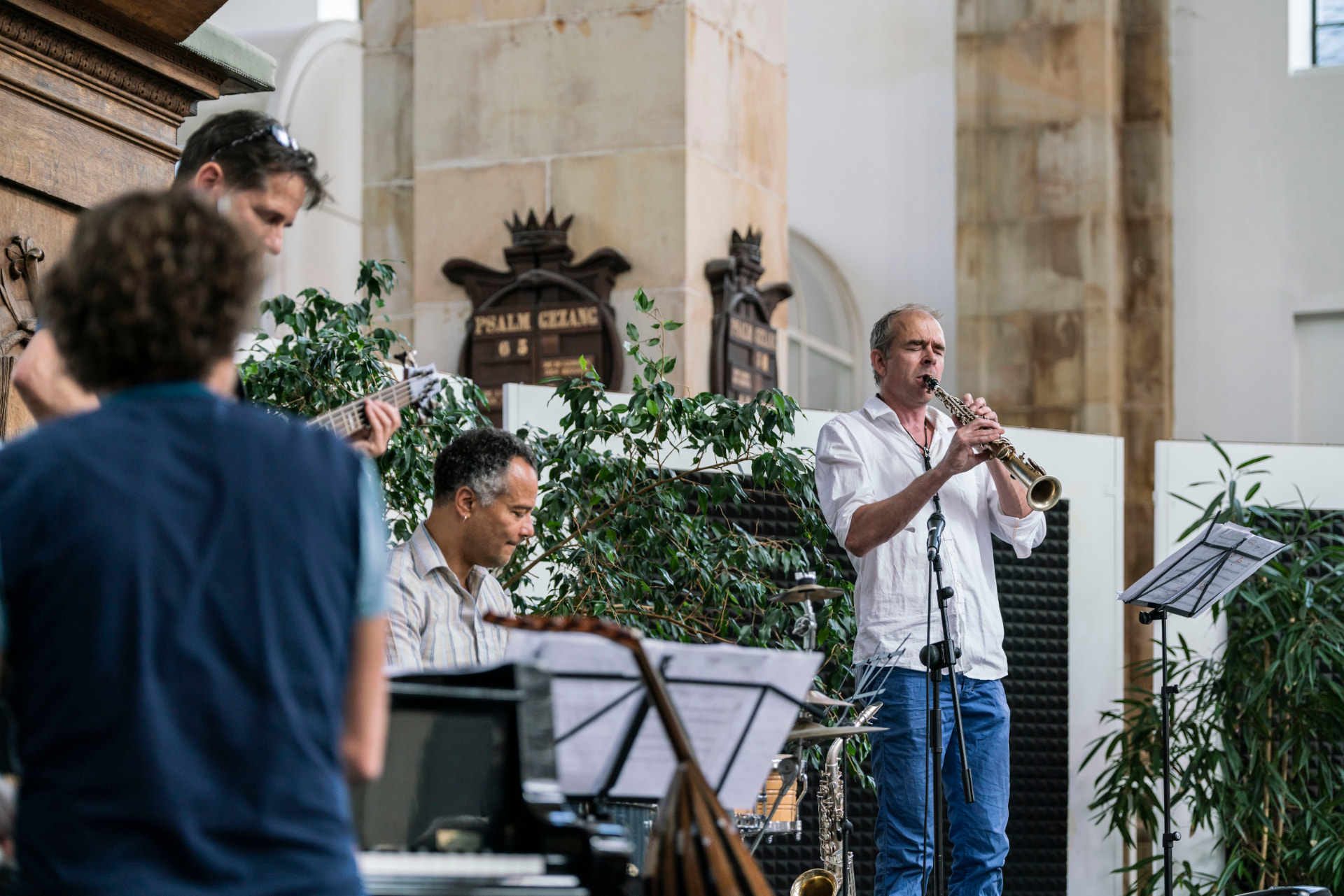Gibraltar tijdens een live optreden in een historische zaal