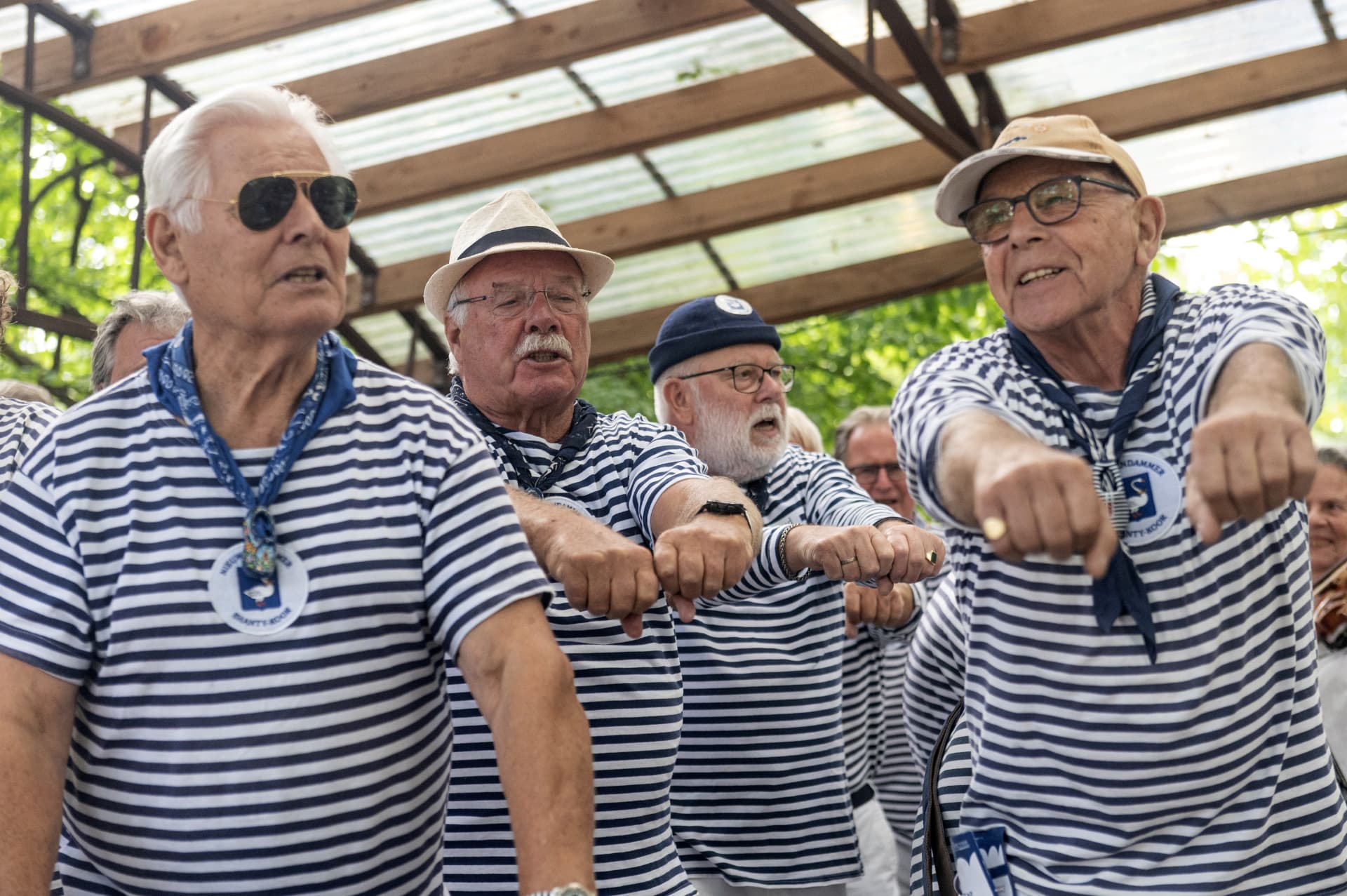Nieuwendammer Shantykoor zingt in gestreepte shirts