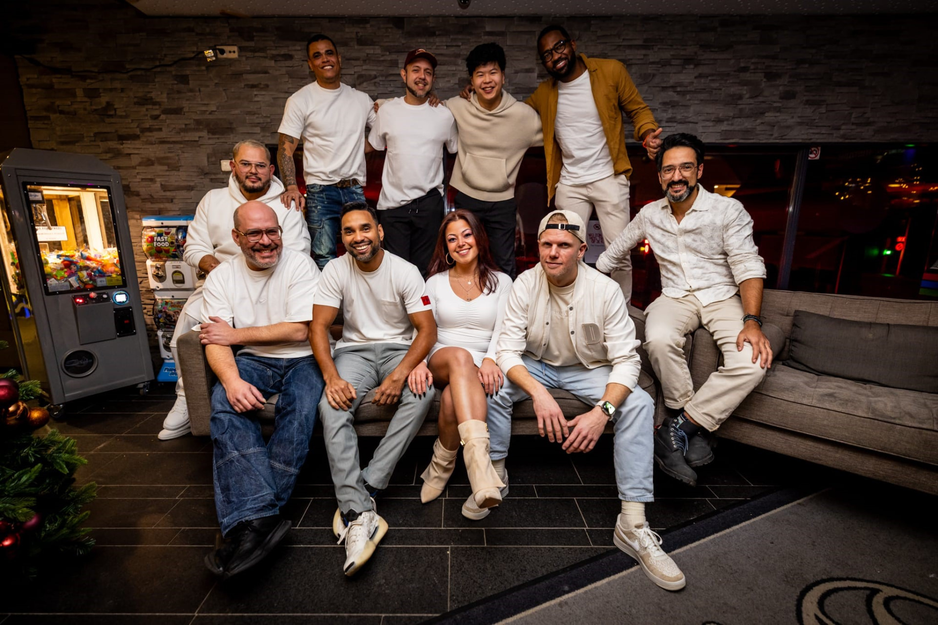 Sambaroots poseert samen in een sfeervolle lounge