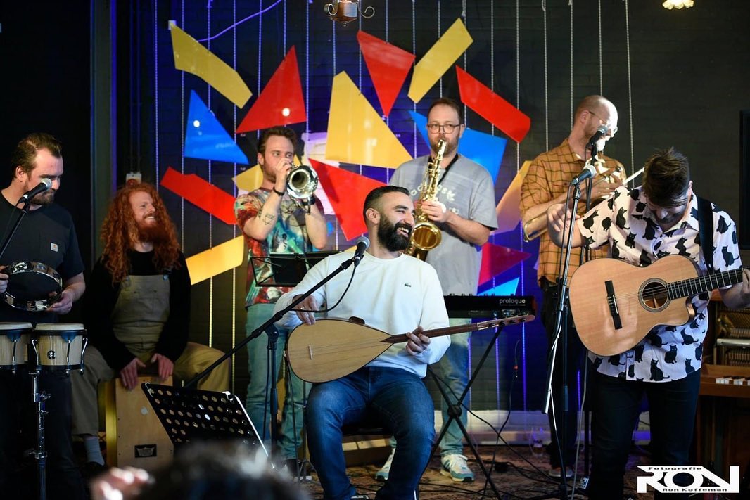Ten-Hut tijdens een live optreden met saz, blazers en gitaar